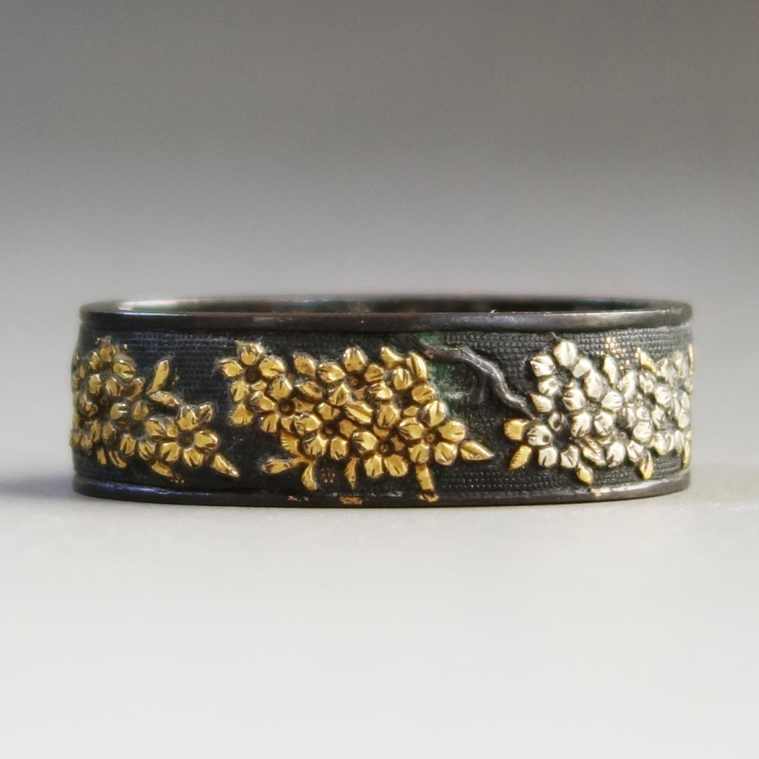 【桜花図縁頭 赤銅魚子地 金銀色絵】 刀装具 縁頭 鍔 鐔 日本刀 武具 骨董