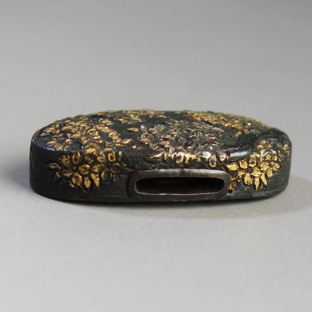 【桜花図縁頭 赤銅魚子地 金銀色絵】 刀装具 縁頭 鍔 鐔 日本刀 武具 骨董