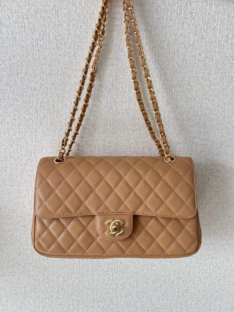 ベージュのキルティングショルダーバッグ