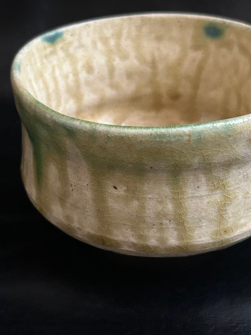 遺品整理中◾️蔵から美しい緑色の釉薬が滝の様に流れる抹茶茶碗が出て来ました。