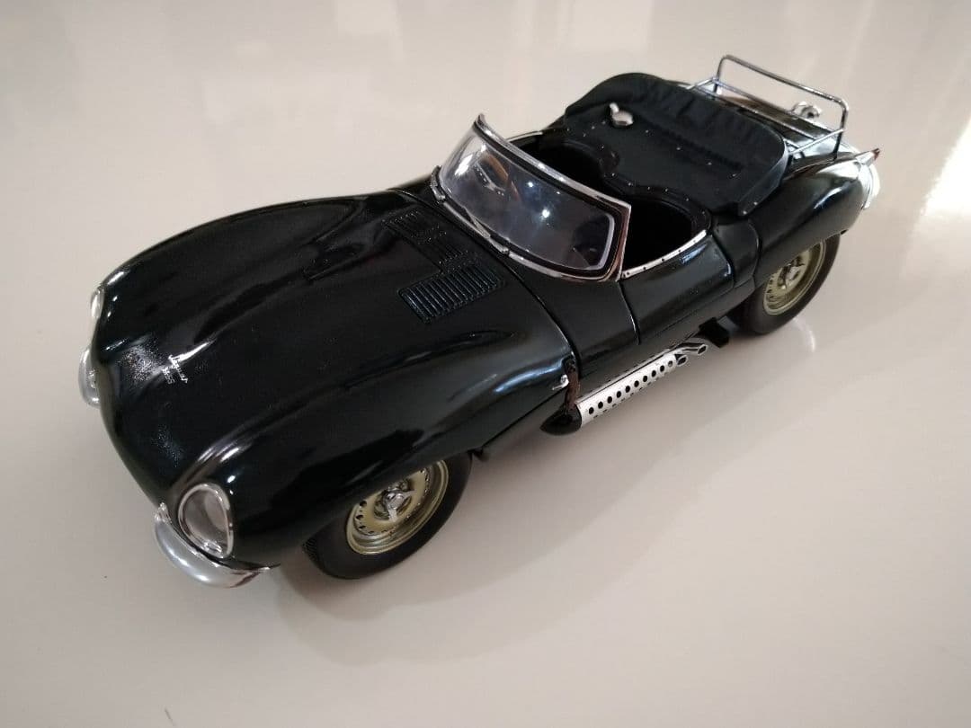 車　ＪＡＧＡＵＡＲ　Ｘｋ　ＳＳ　1/18　ＡＵＴＯ・ＡＲＴ　ダイキャストミニカー