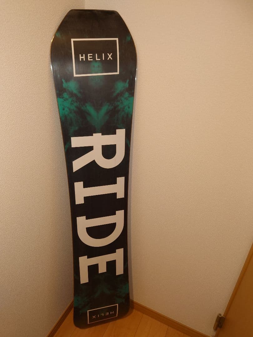 スノーボード 黒と緑のグラデーション