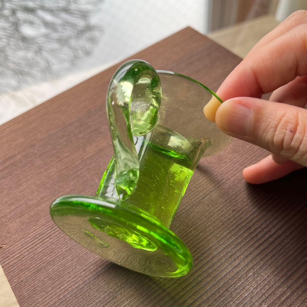 骨董　時代ガラス　超希少若草色　取手付き　厚底　アイスクリームコップ　ウラン