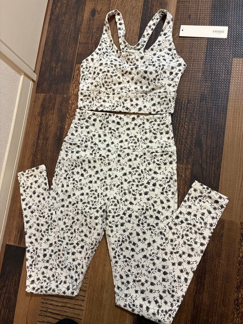 極美　emmi yogaエミヨガ　ヨガウェア　白黒モダン　小花柄　S