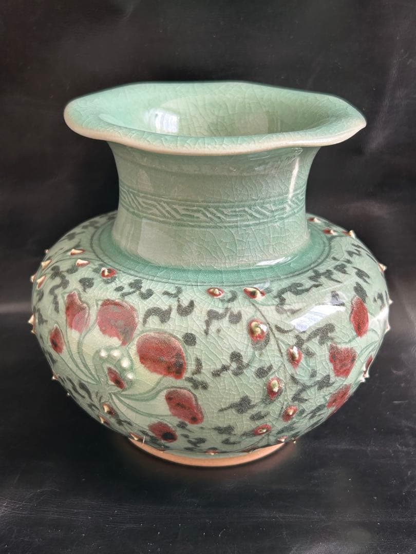 美しい古美術◾️蔵から、可憐な花が咲き誇るかなり超可愛い花瓶、壺が出て来ました。