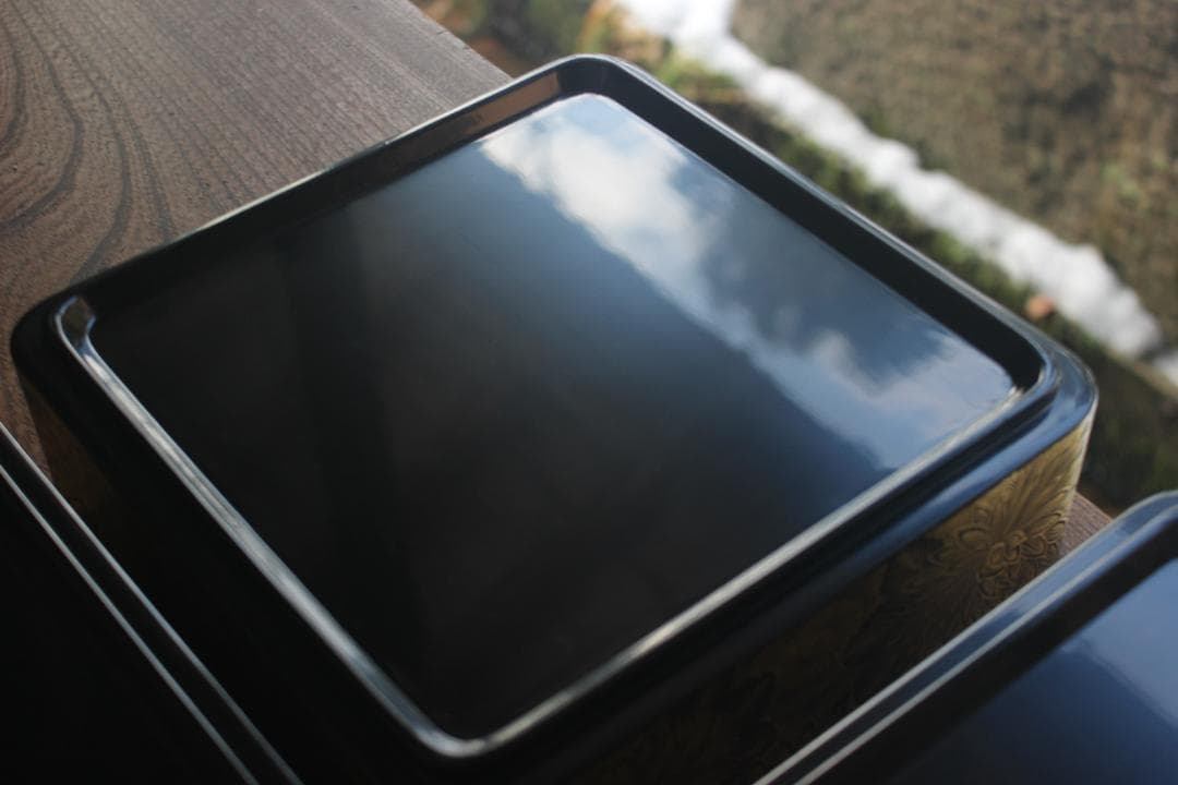 デッドストック！上質内朱黒漆に極上菊詰沈金の映える輪島塗三段重（検重箱お重