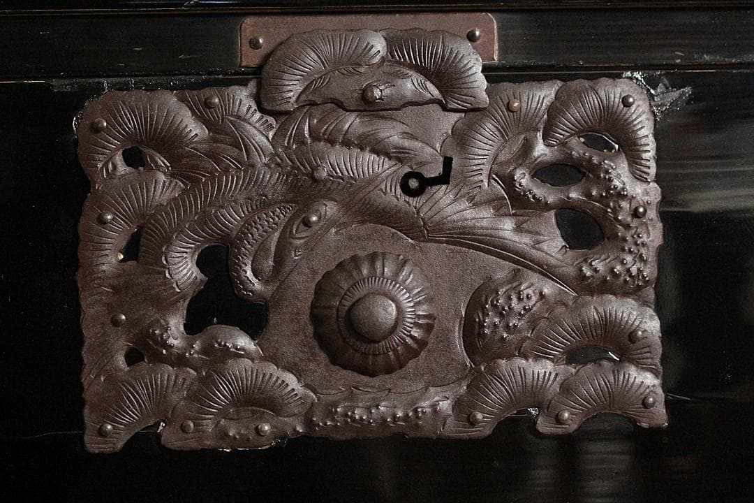 がんちゃん　綺麗な打ち出し金具庄内箪笥　3段　タンス　収納　時代家具