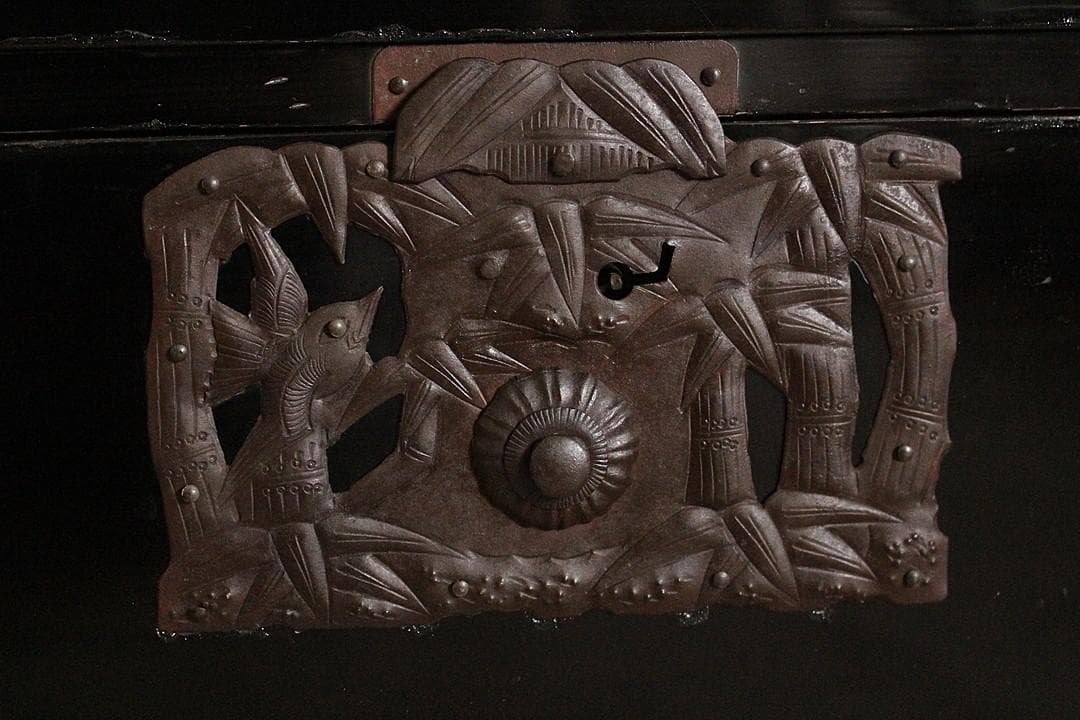 がんちゃん　綺麗な打ち出し金具庄内箪笥　3段　タンス　収納　時代家具