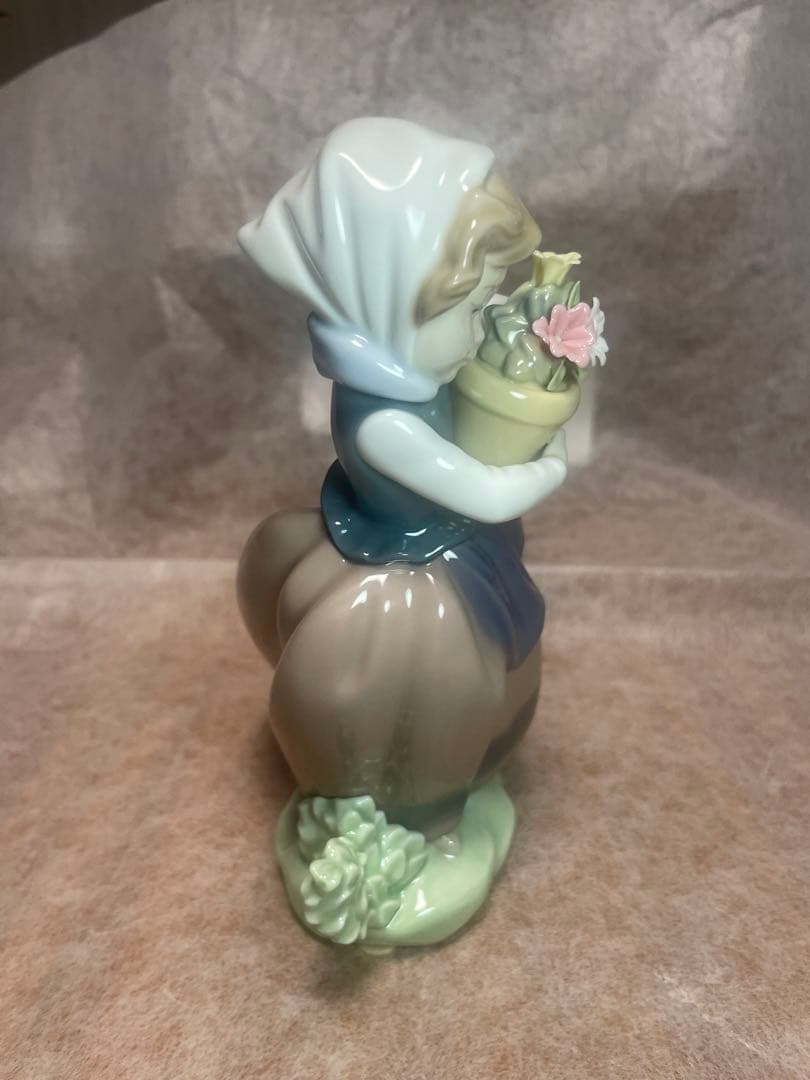 リヤドロ　LLADRO 少女と花　“Spring is Here” 春が来た