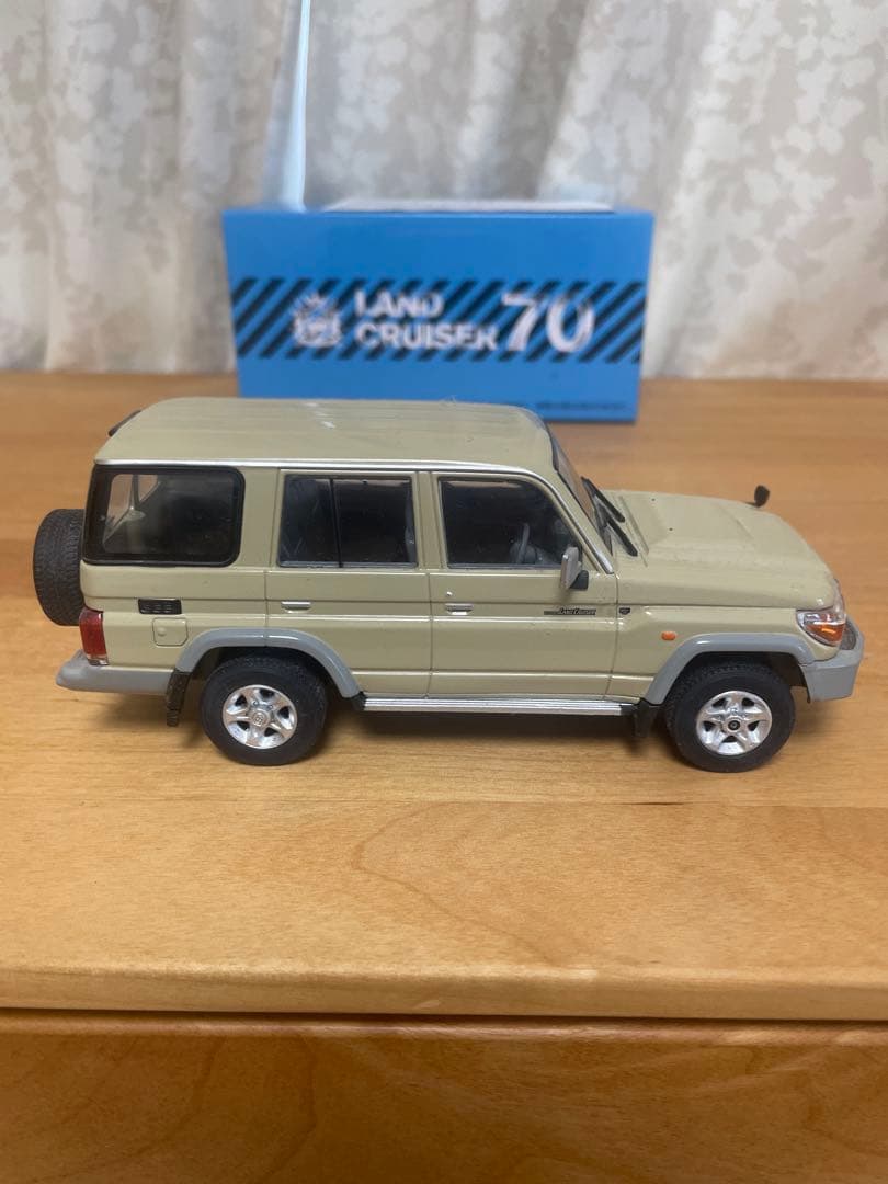 トヨタ ランドクルーザー70 ミニカー ベージュ　箱　説明書付き