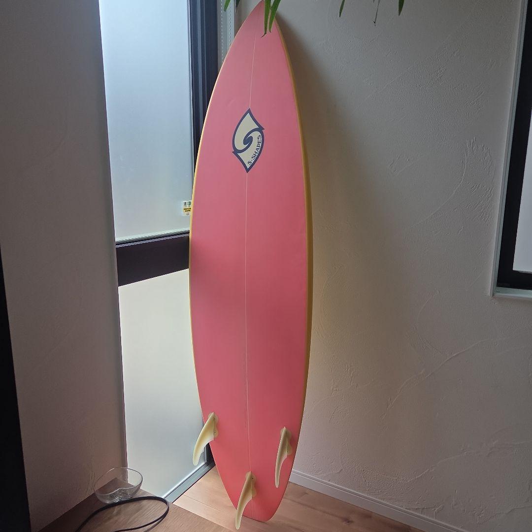 Sシェイプ　ショートボード イエロー ピンクフィン付