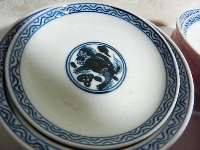 斑桃色地見込みに染付獅子図蓋茶碗９客（裏印「清鳳」）