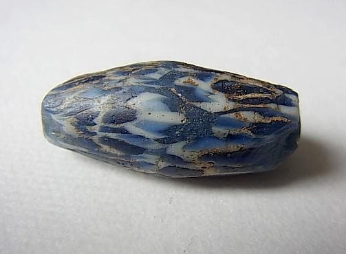 ★X2702★古代とんぼ玉 (A08) モザイク　白青　ガラスビーズ　紡錘形