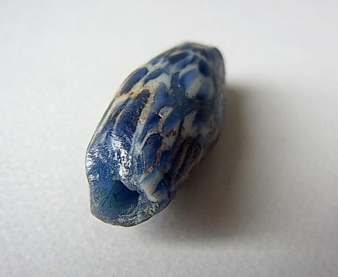 ★X2702★古代とんぼ玉 (A08) モザイク　白青　ガラスビーズ　紡錘形