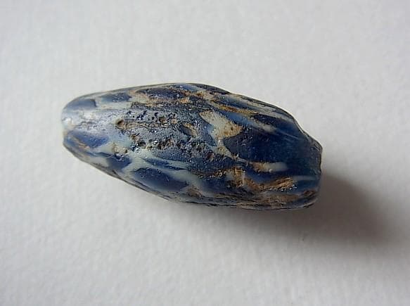 ★X2702★古代とんぼ玉 (A08) モザイク　白青　ガラスビーズ　紡錘形