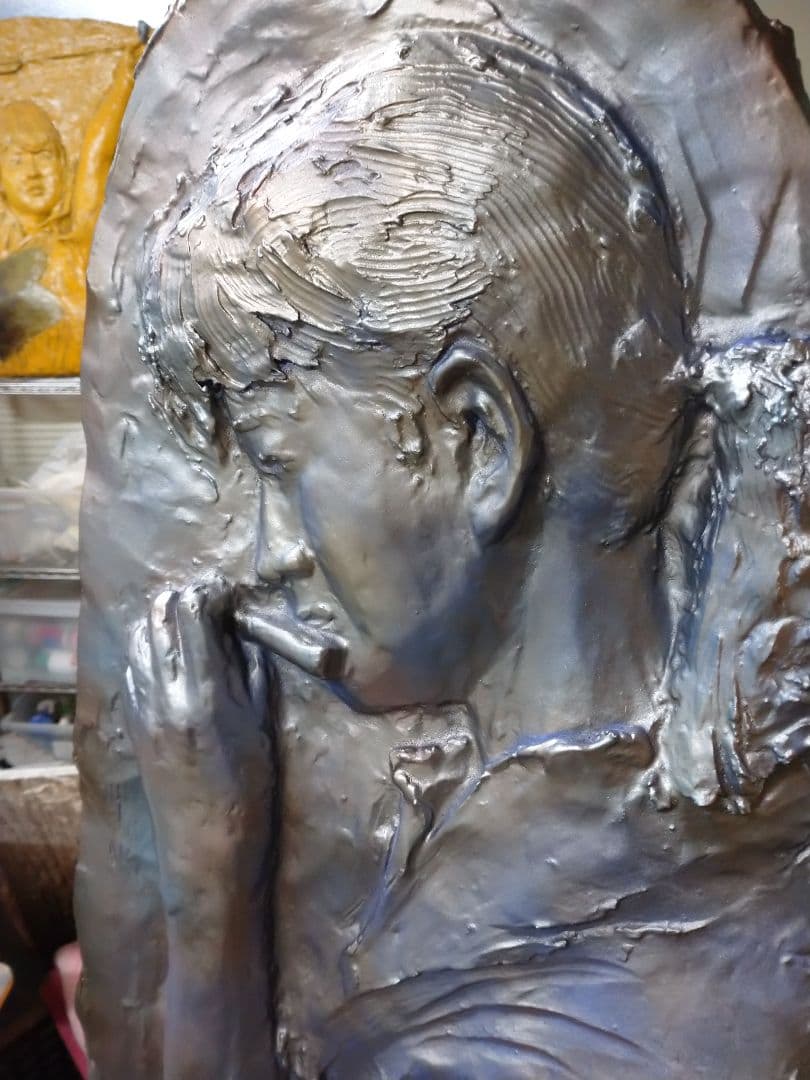 彫刻レリーフ笛をふく少女