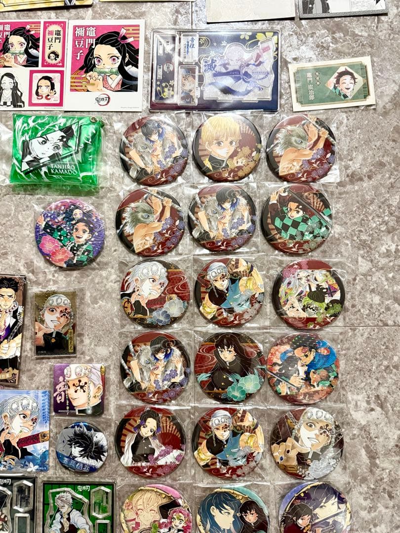 鬼滅の刃　アクリルフィギュア　マグネットステッカー　コレクション缶バッジ　原画展