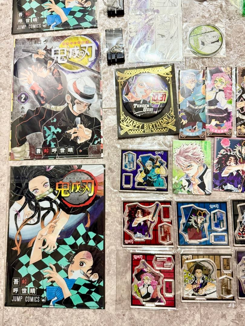 鬼滅の刃　アクリルフィギュア　マグネットステッカー　コレクション缶バッジ　原画展