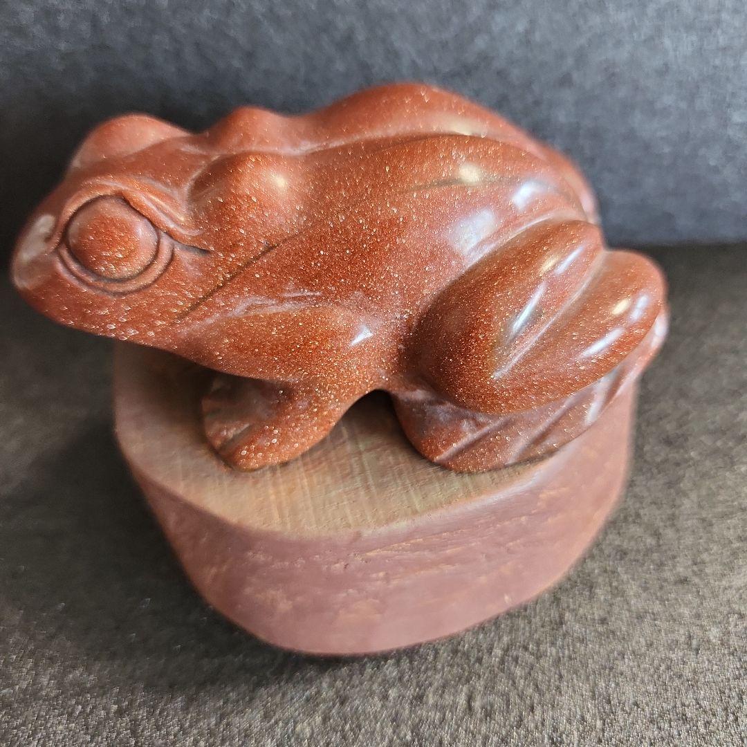 金色の光沢のあるブラウンカエルの石彫刻