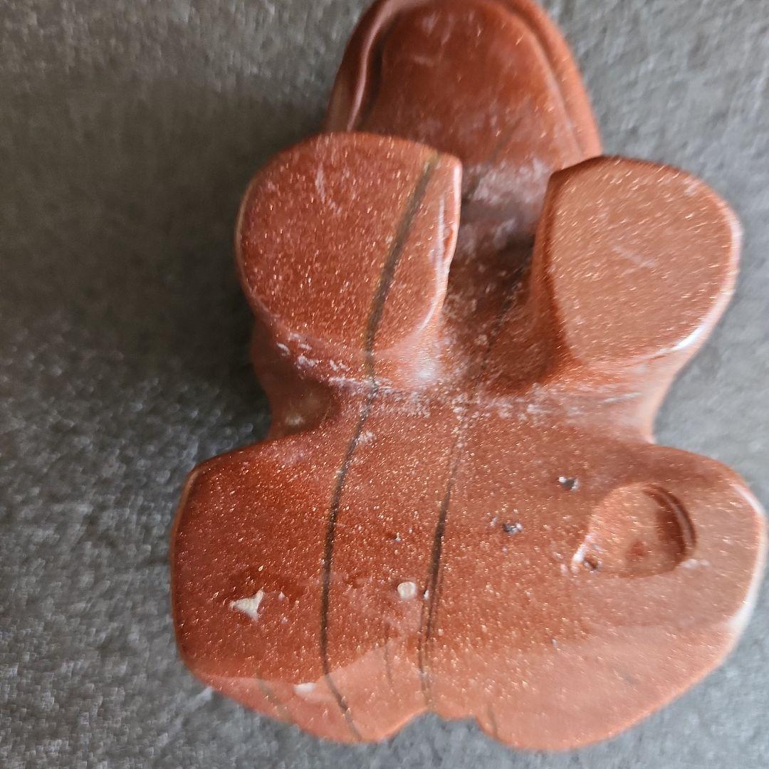 金色の光沢のあるブラウンカエルの石彫刻