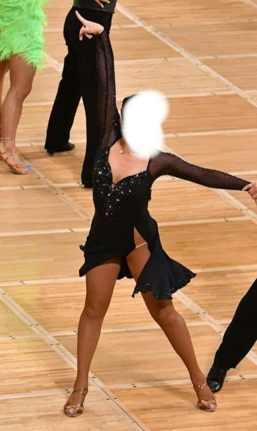 黒のビジュー付きダンス衣装　ヤナギタダンスウェア