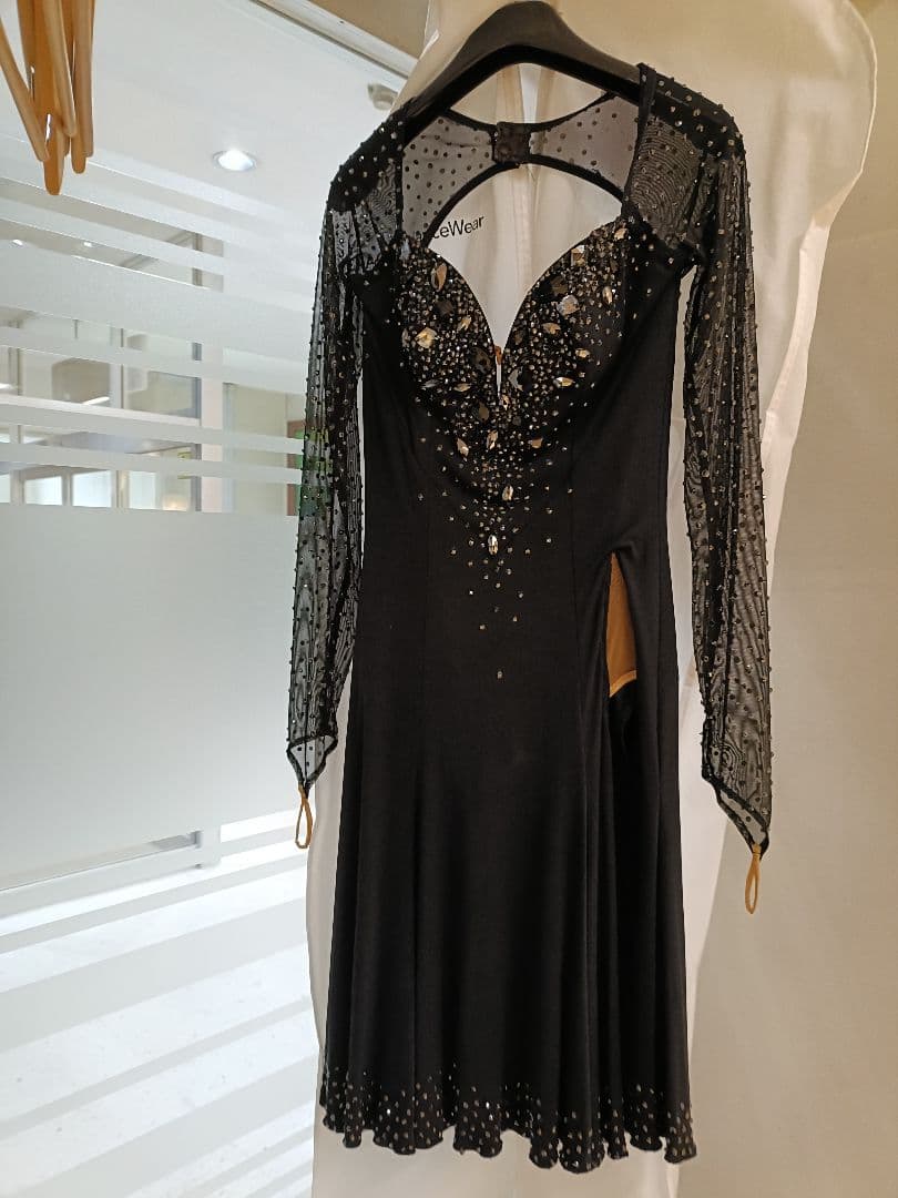 黒のビジュー付きダンス衣装　ヤナギタダンスウェア