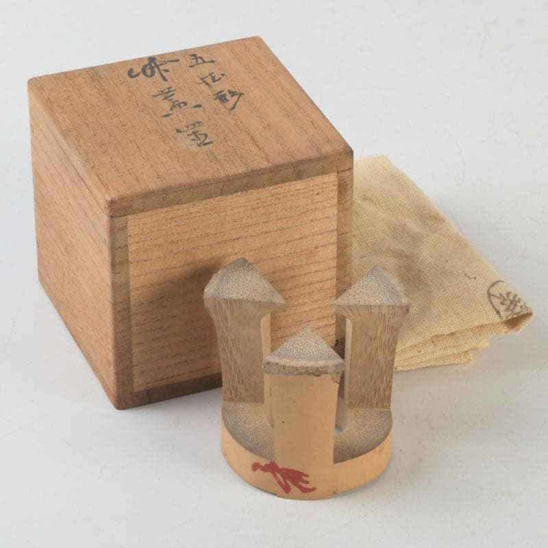 茶道具　五徳形　竹蓋置　在銘　共箱　V　9870
