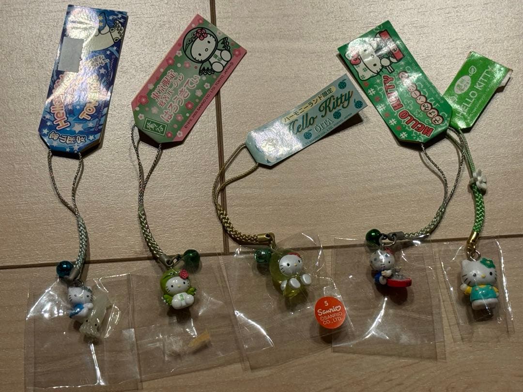 ハローキティご当地ストラップなど32個