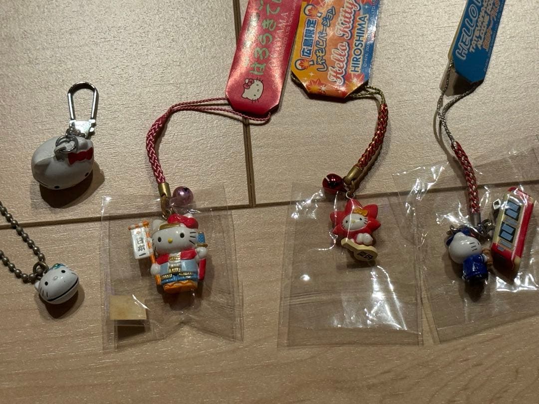 ハローキティご当地ストラップなど32個