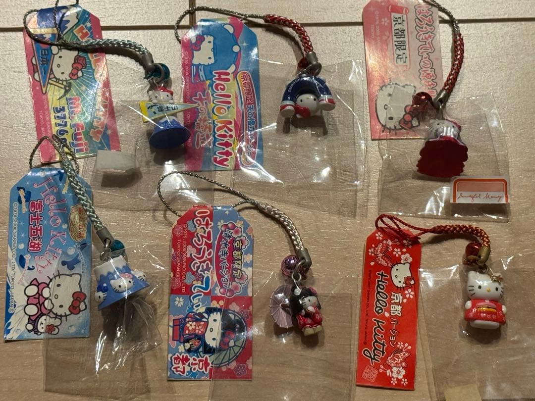 ハローキティご当地ストラップなど32個