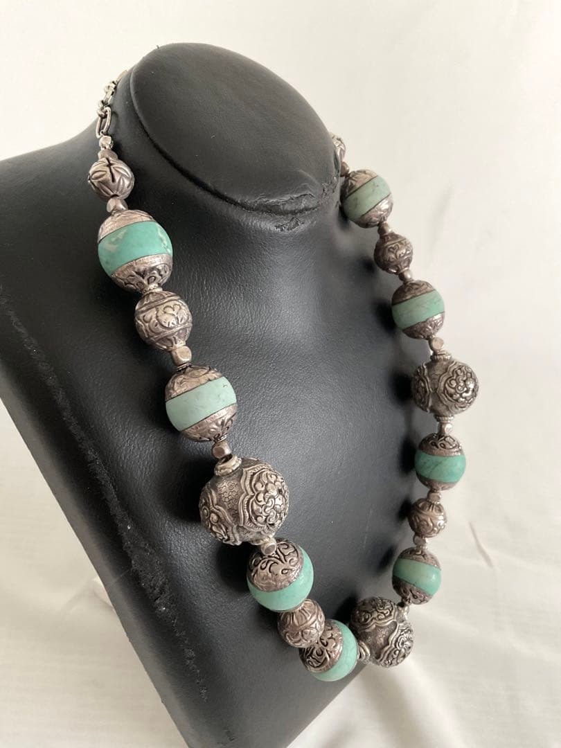 ハウライトターコイズにSVキャップどんぐり」と「シルバー細工玉」のネックレス