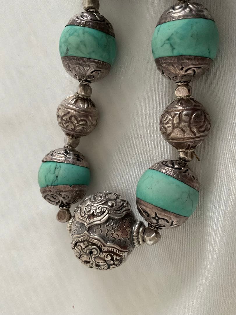 ハウライトターコイズにSVキャップどんぐり」と「シルバー細工玉」のネックレス