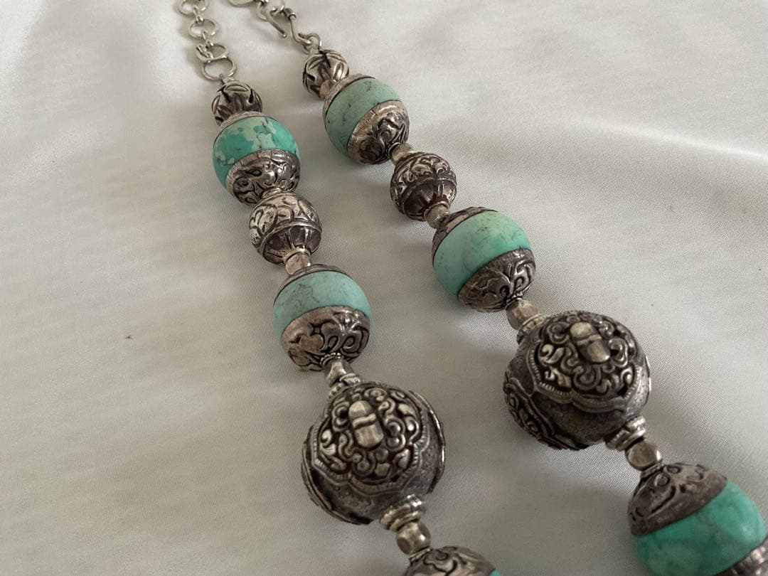 ハウライトターコイズにSVキャップどんぐり」と「シルバー細工玉」のネックレス
