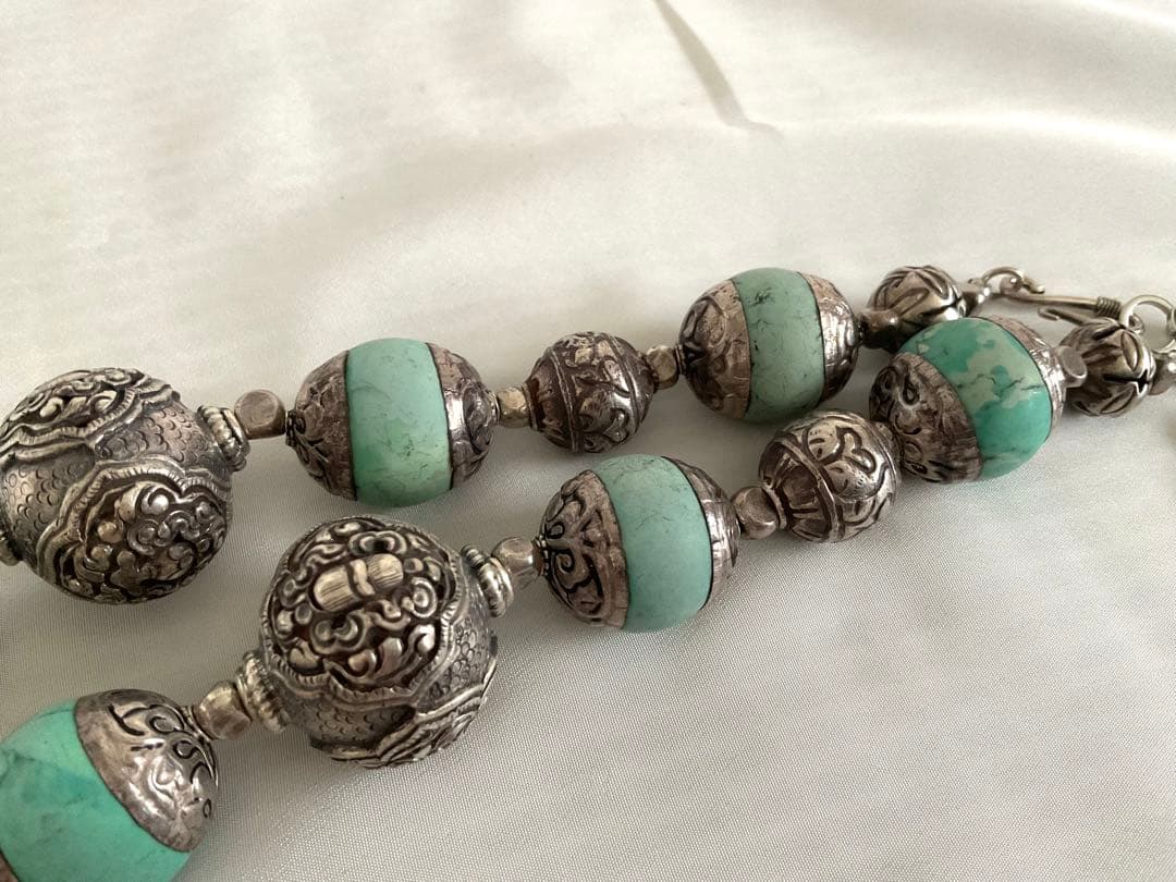 ハウライトターコイズにSVキャップどんぐり」と「シルバー細工玉」のネックレス