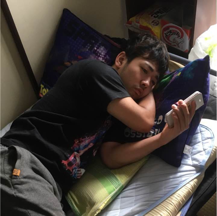 ポスターサイン入り、カーテン、ヒーター、よっちゃん