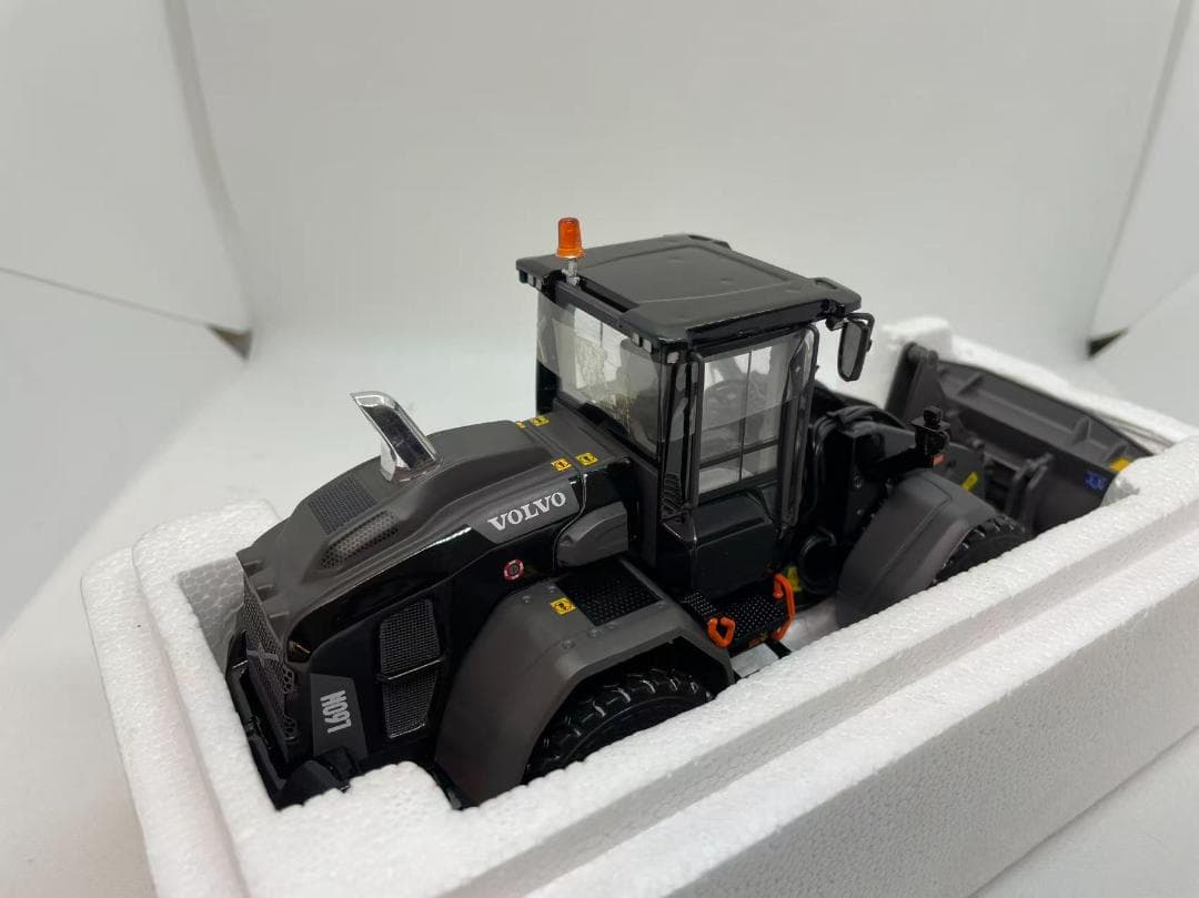 13R-012 AT 1/32 ボルボ L60H Black Edition