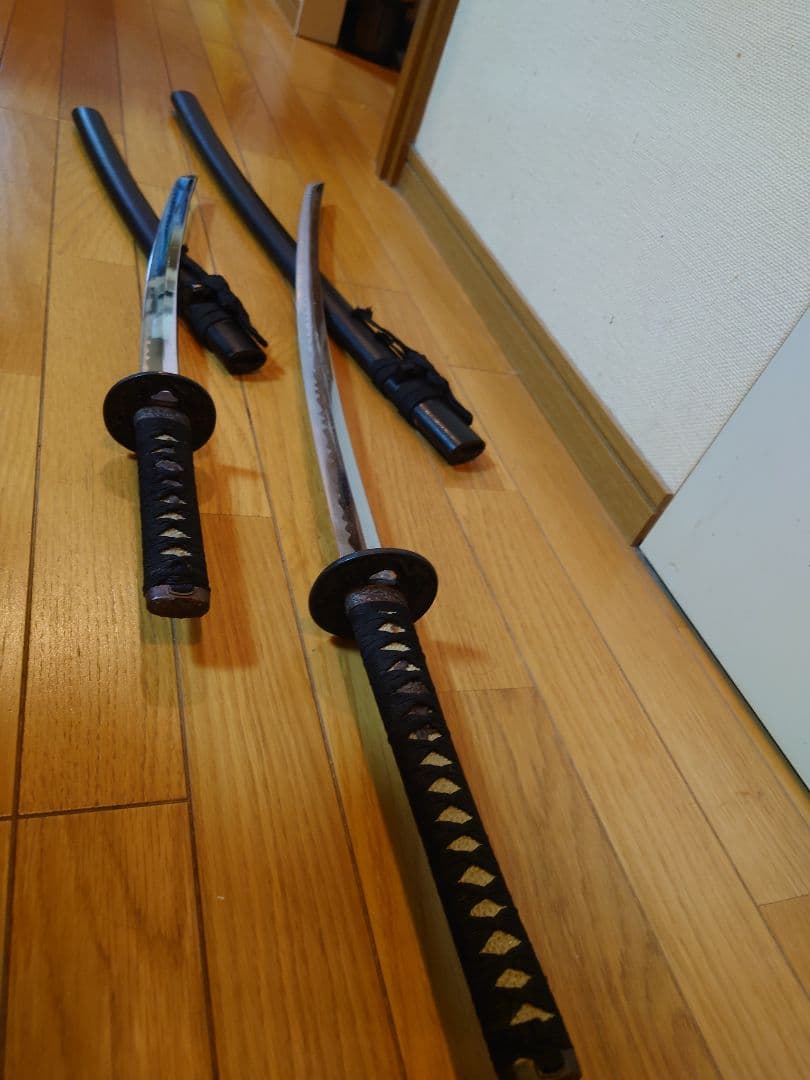 模造刀　二振り　台座付き