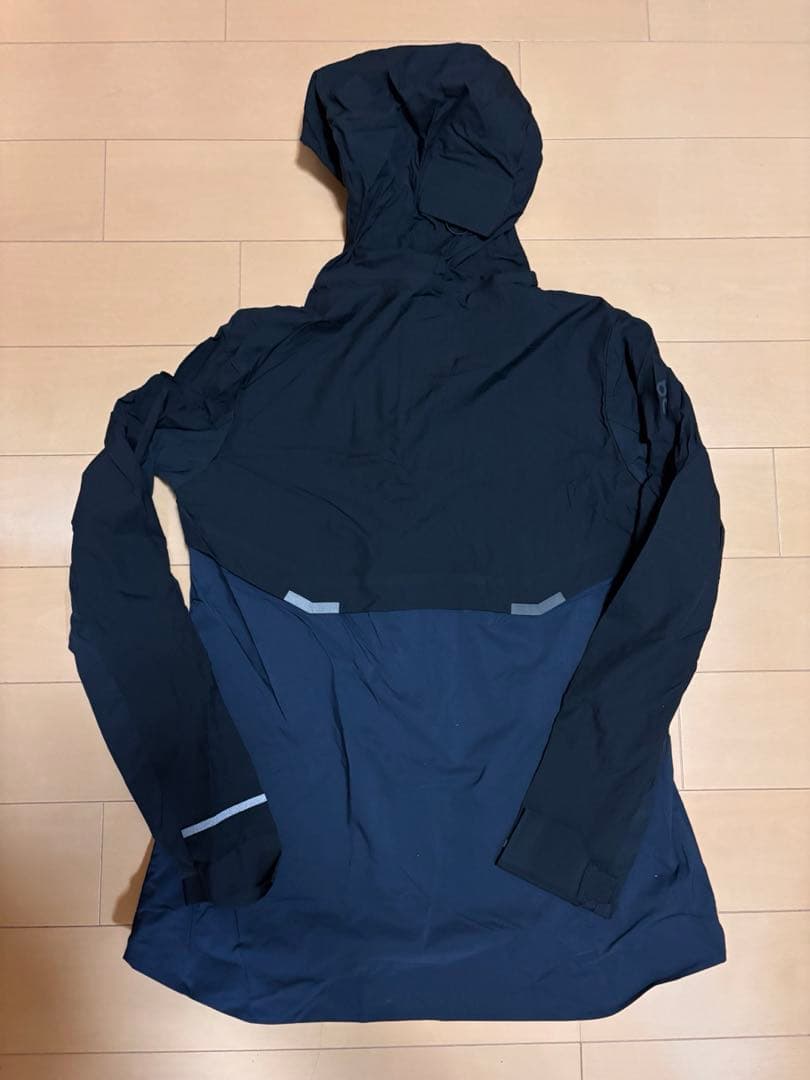 On ランニングウェア　ウェザージャケット　レディースSサイズ