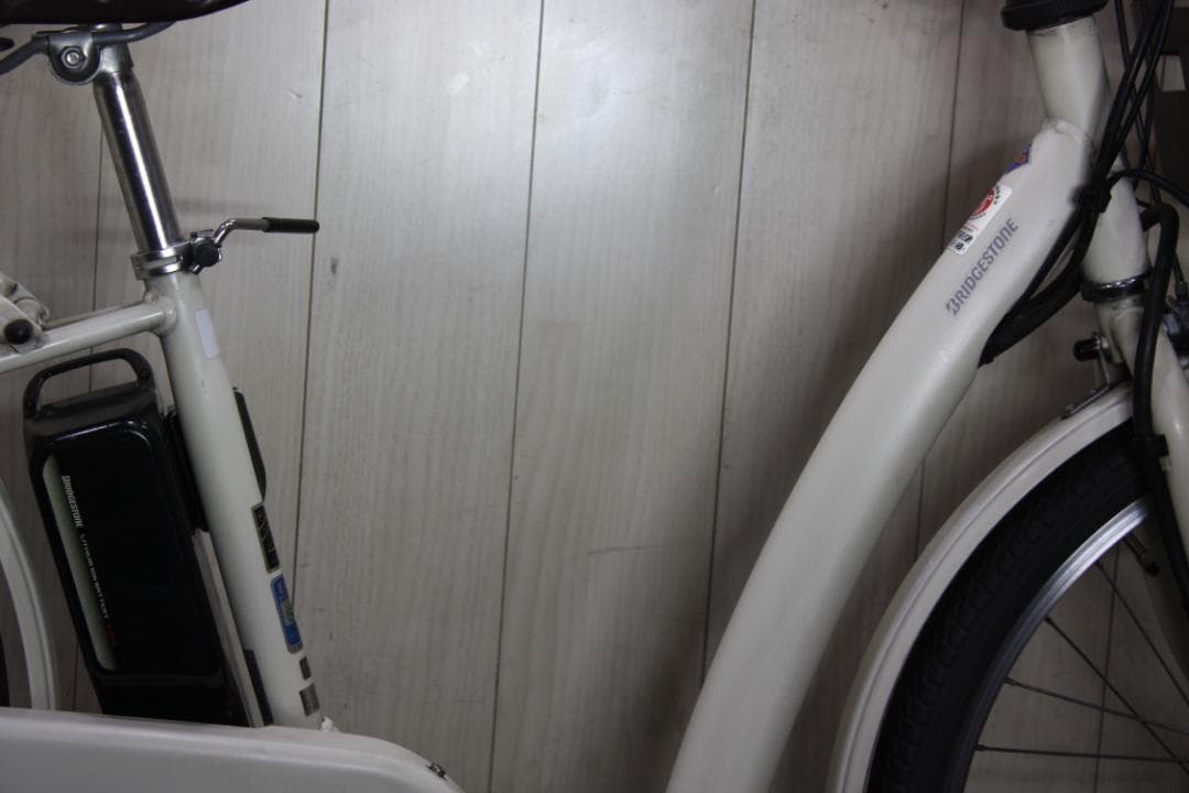ホワイト 電動アシスト自転車 前カゴ付き