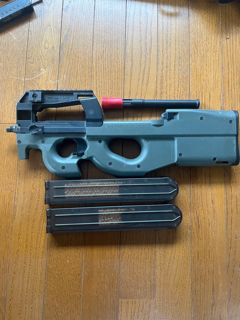 p-90 電動ガン　マガジン　バッテリー付き　サバゲー