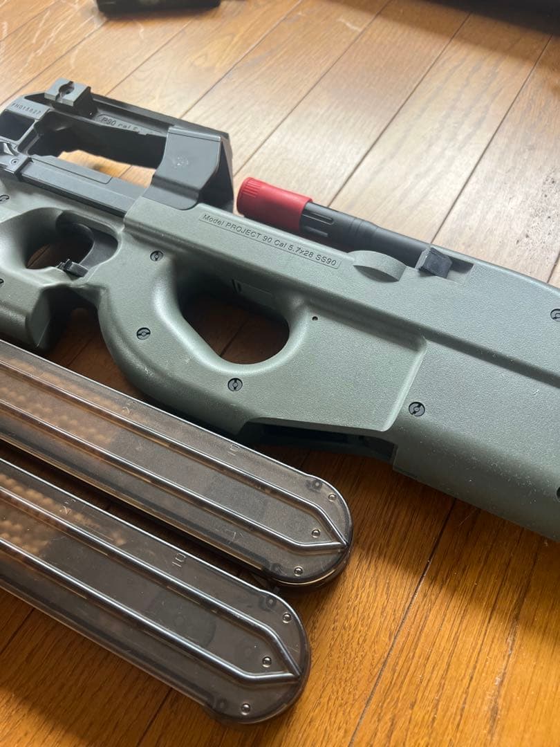 p-90 電動ガン　マガジン　バッテリー付き　サバゲー
