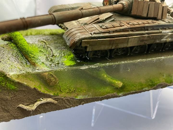 朽ちて池に沈んだT72 ジオラマ　メルカバ戦車付き