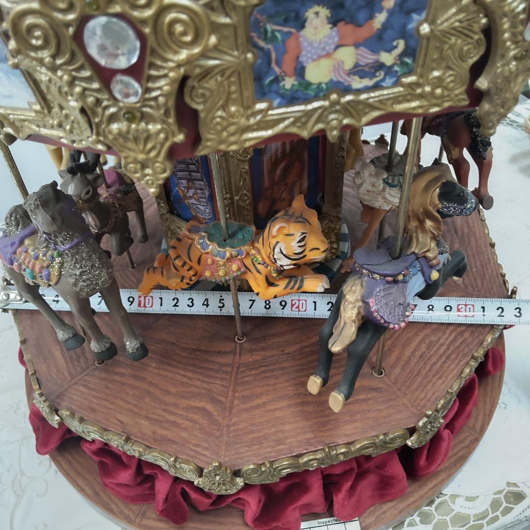 カルーセル　回転木馬　大きなメリーゴー ラウンド