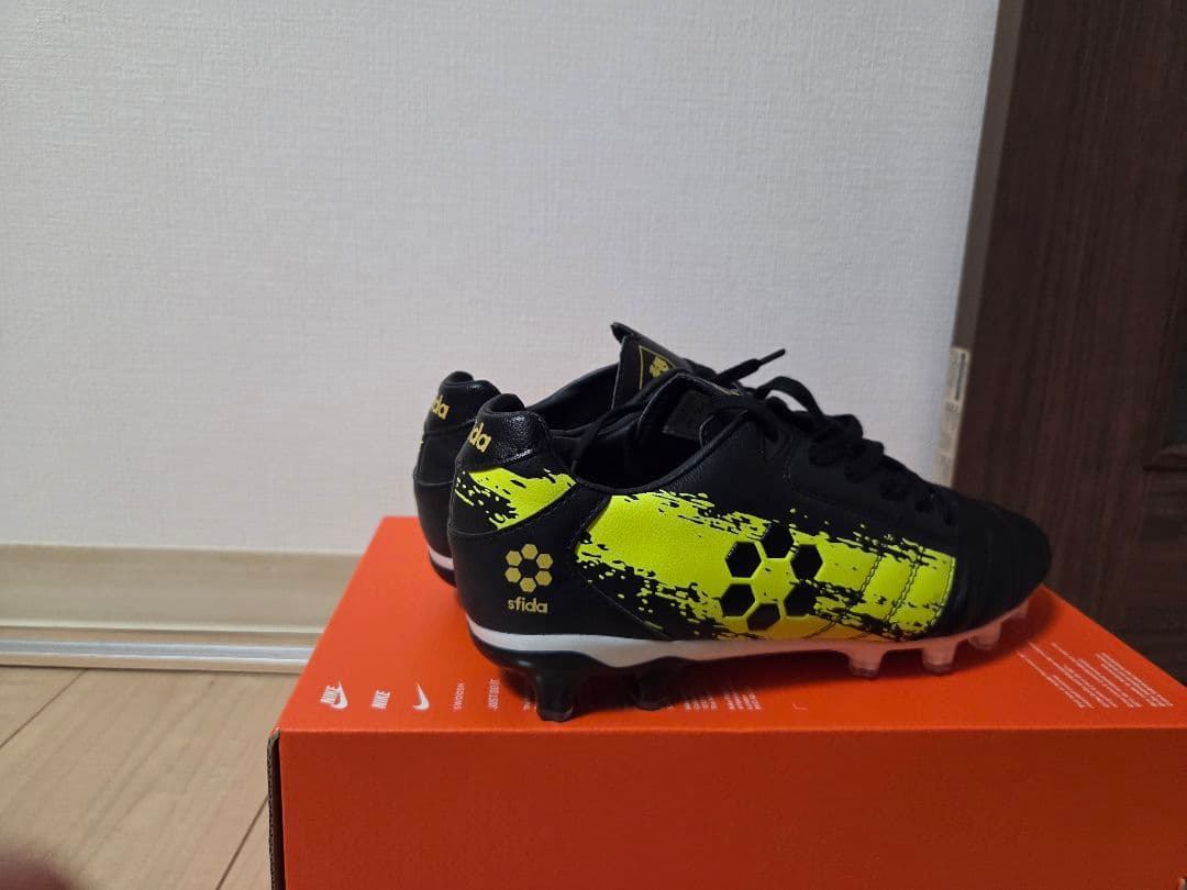 sida サッカーシューズ 黒/黄 　26㎝