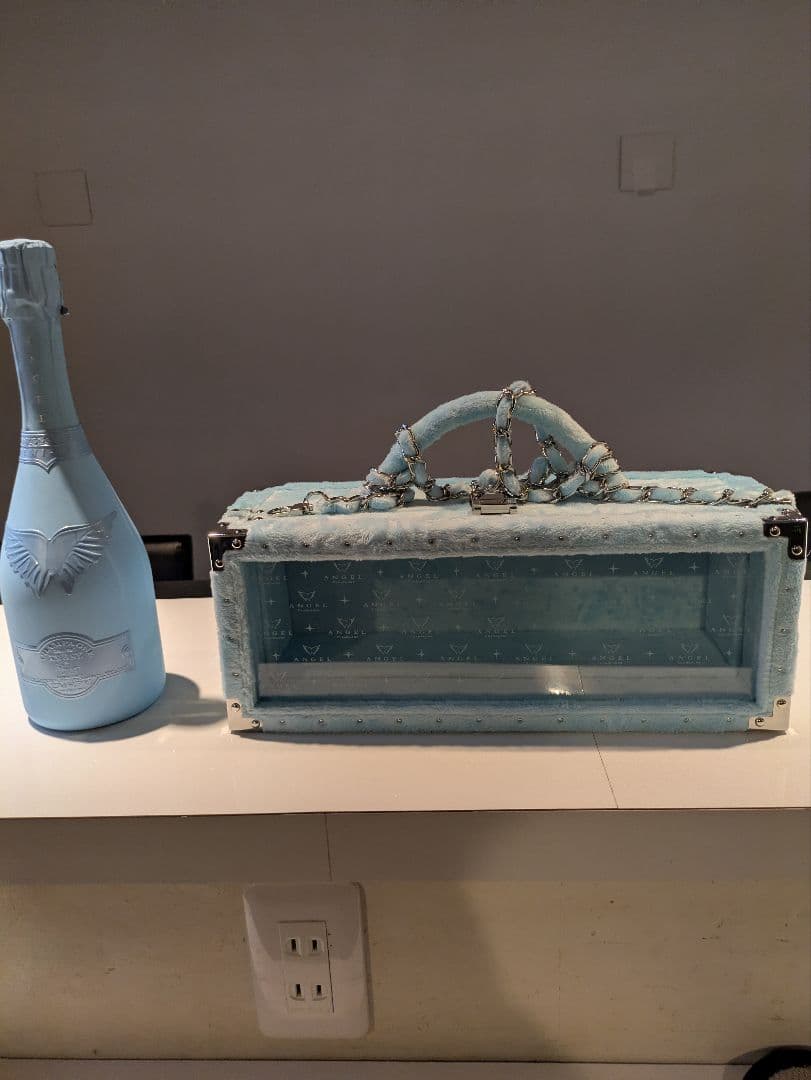 エンボス加工のライトブルーガラスボトル