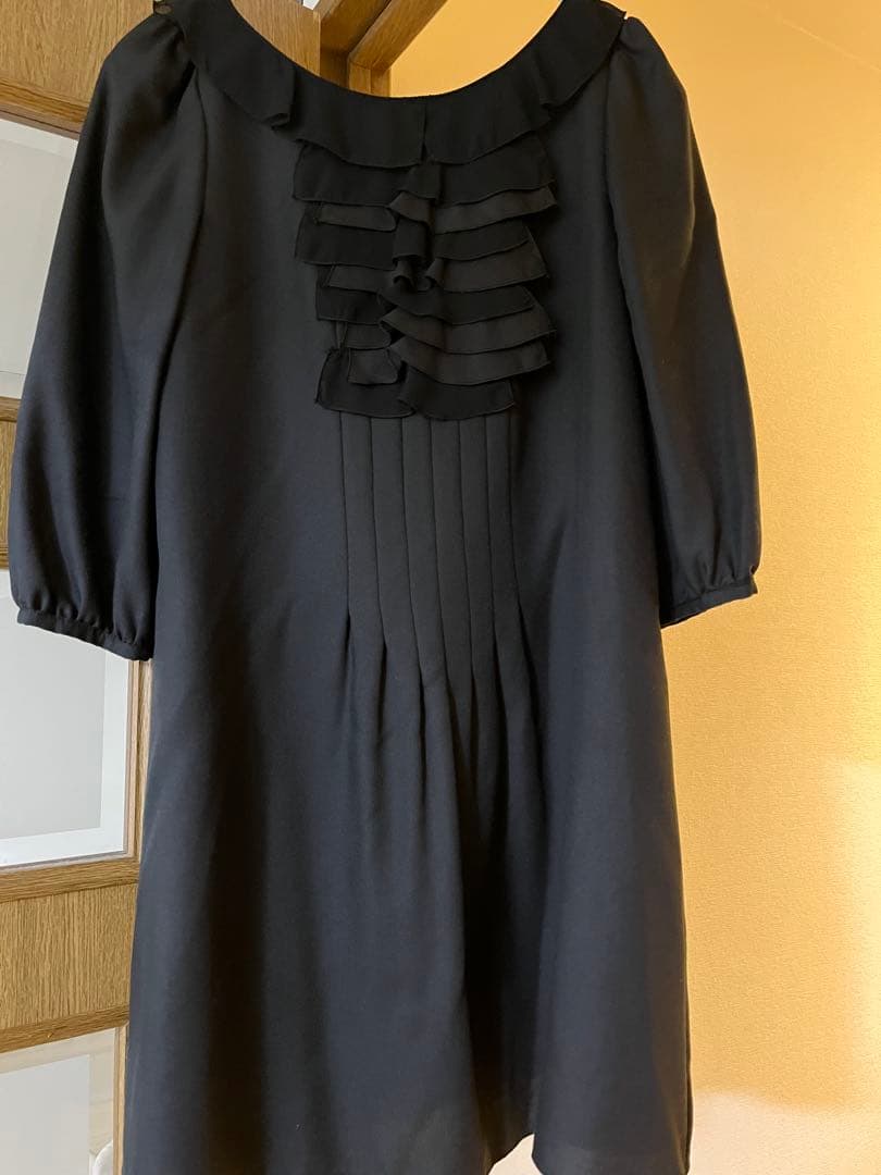 フリル付き黒　松田聖子さんワンピース