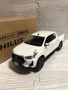 非売品　1/30 新型　ハイラックス　ミニカー　スーパーホワイト　箱付