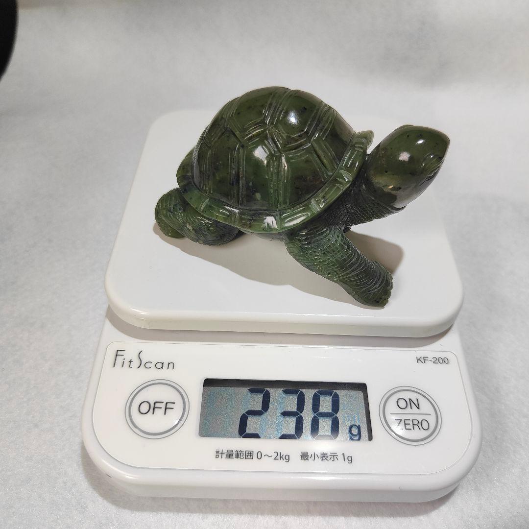 13 亀　軟玉翡翠（ネフライト）で作った亀　天然石　彫刻　翡翠　ヒスイ　亀　かめ