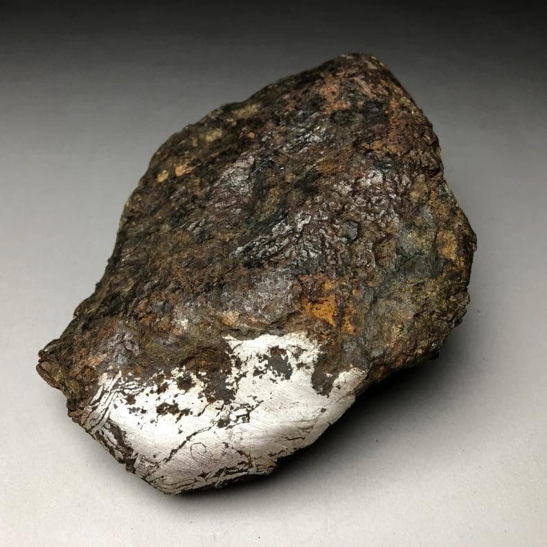 隕石 鉄隕石　アルタイ隕石　原皮付き　ナチュラル　原石　重さ約975ｇ　立て付き