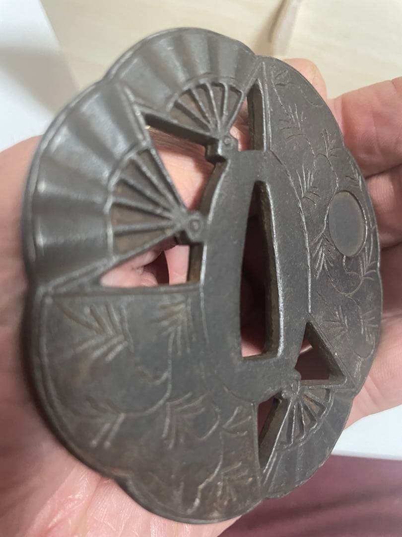 鉄地扇文透かし鍔　鍔飾り付き